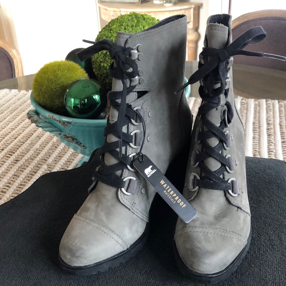 Sorel Weatherproof lace up booties , size 7.